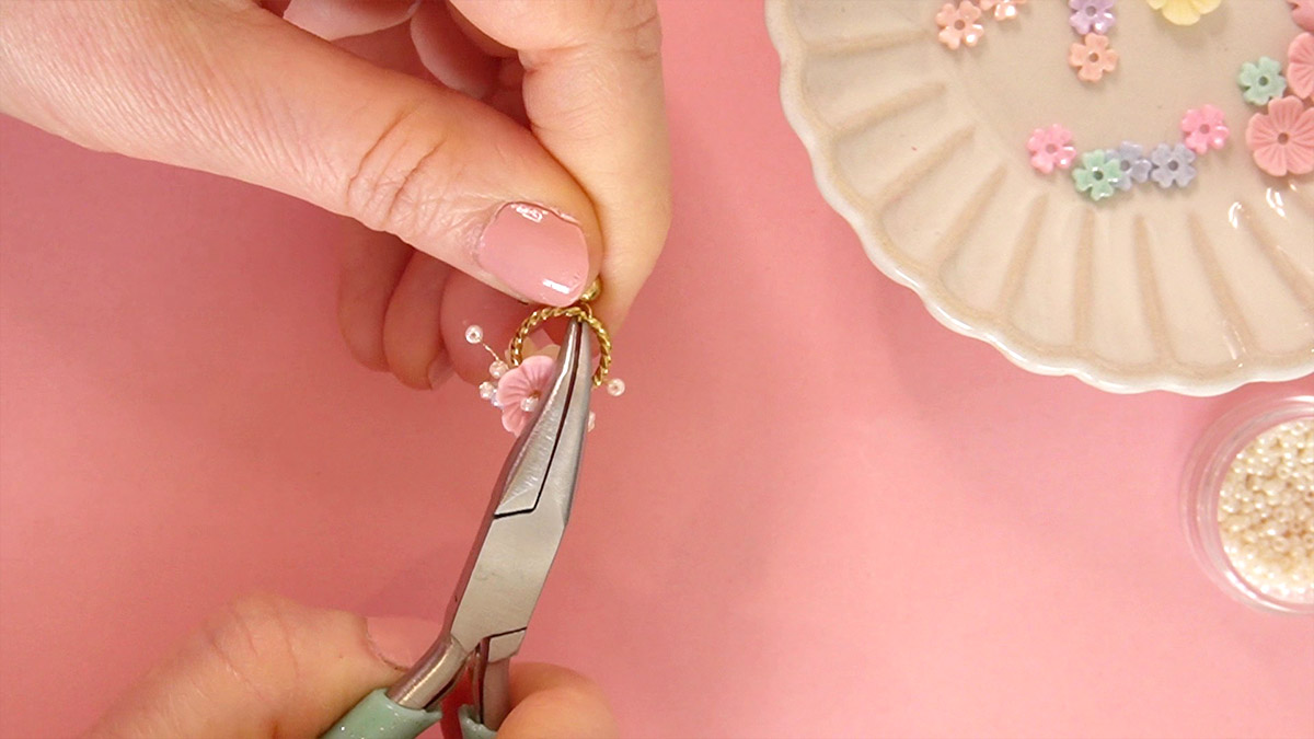 Orecchini con fiori piccoli e perle di semi : Tappa 6