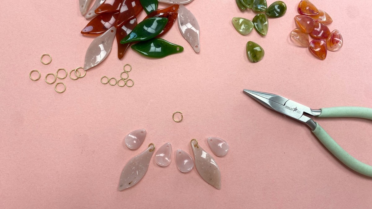 Orecchini pendenti a fiore in resina dorata e acciaio inossidabile : Tappa 1