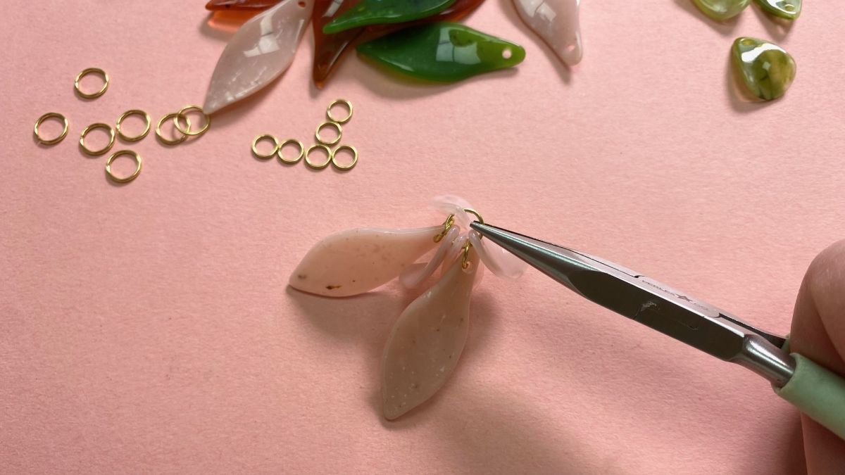 Orecchini pendenti a fiore in resina dorata e acciaio inossidabile : Tappa 2