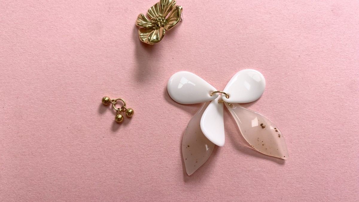 Orecchini pendenti a fiore in resina dorata e acciaio inossidabile : Tappa 4