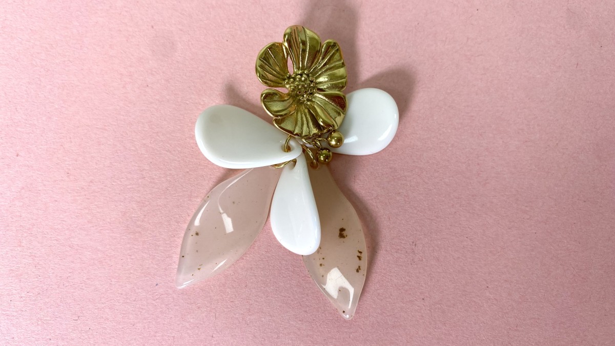 Orecchini pendenti a fiore in resina dorata e acciaio inossidabile : Tappa 5