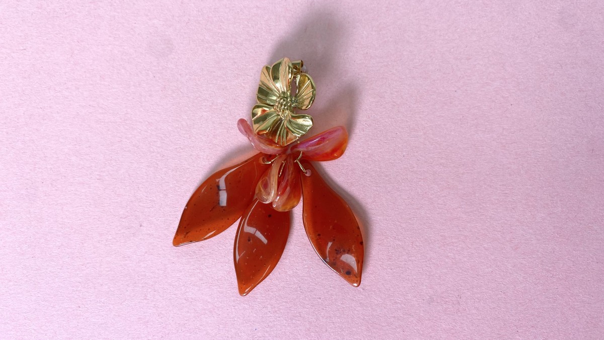 Orecchini pendenti a fiore in resina dorata e acciaio inossidabile : Tappa 6