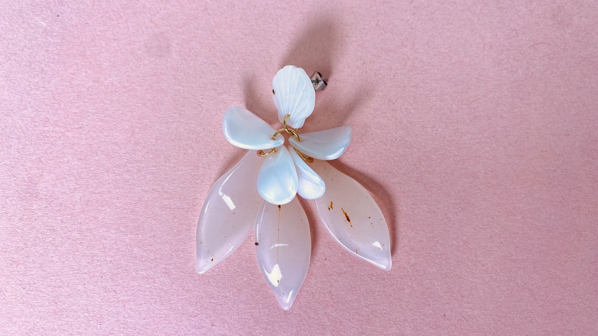 Orecchini pendenti a fiore in resina dorata e acciaio inossidabile : Tappa 7