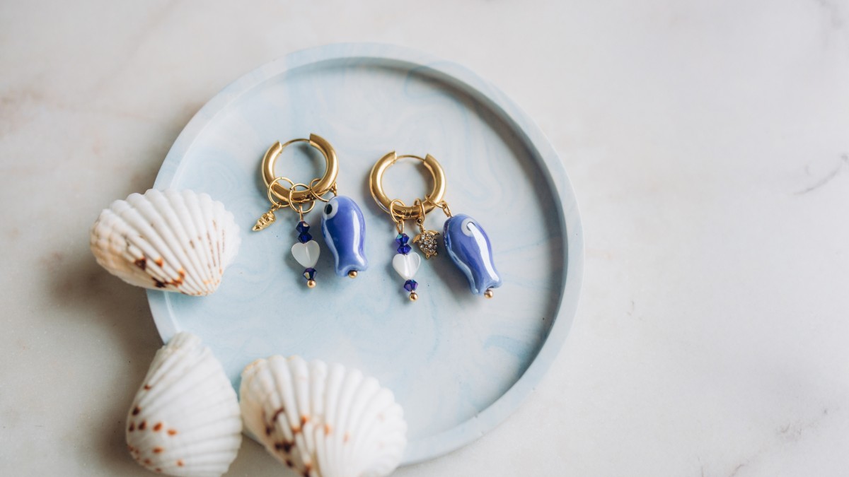 Orecchini creoli con pendente a forma di pesce