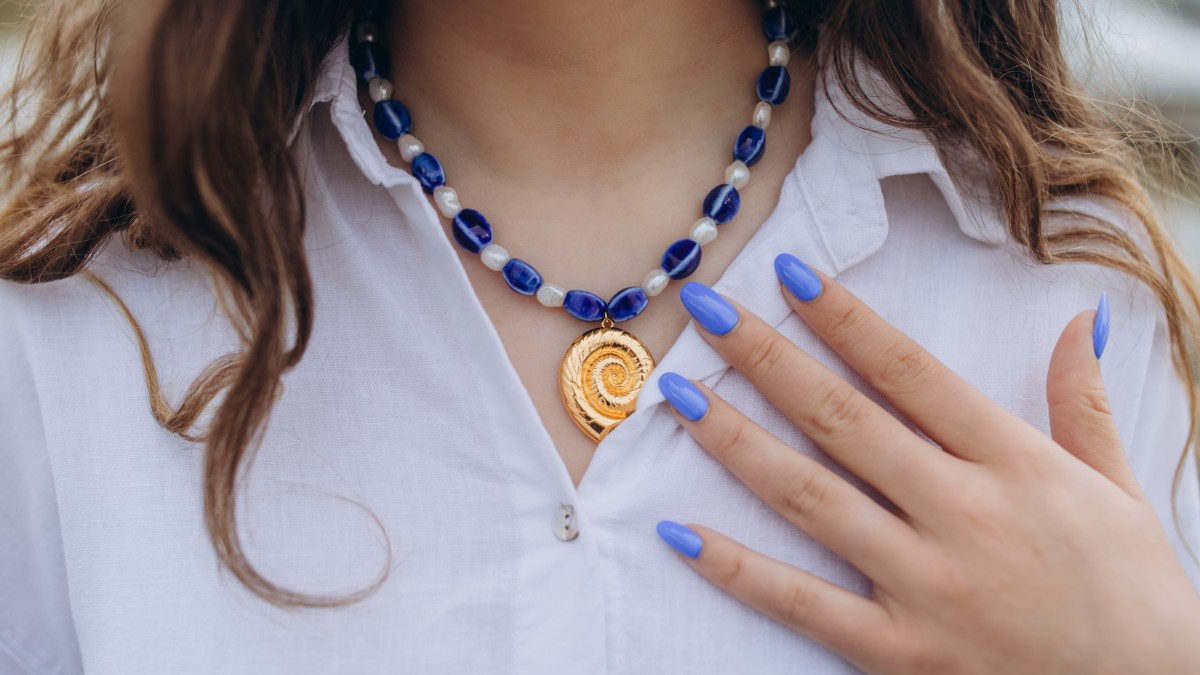 Collana con perle di ceramica blu e perle d'acqua dolce