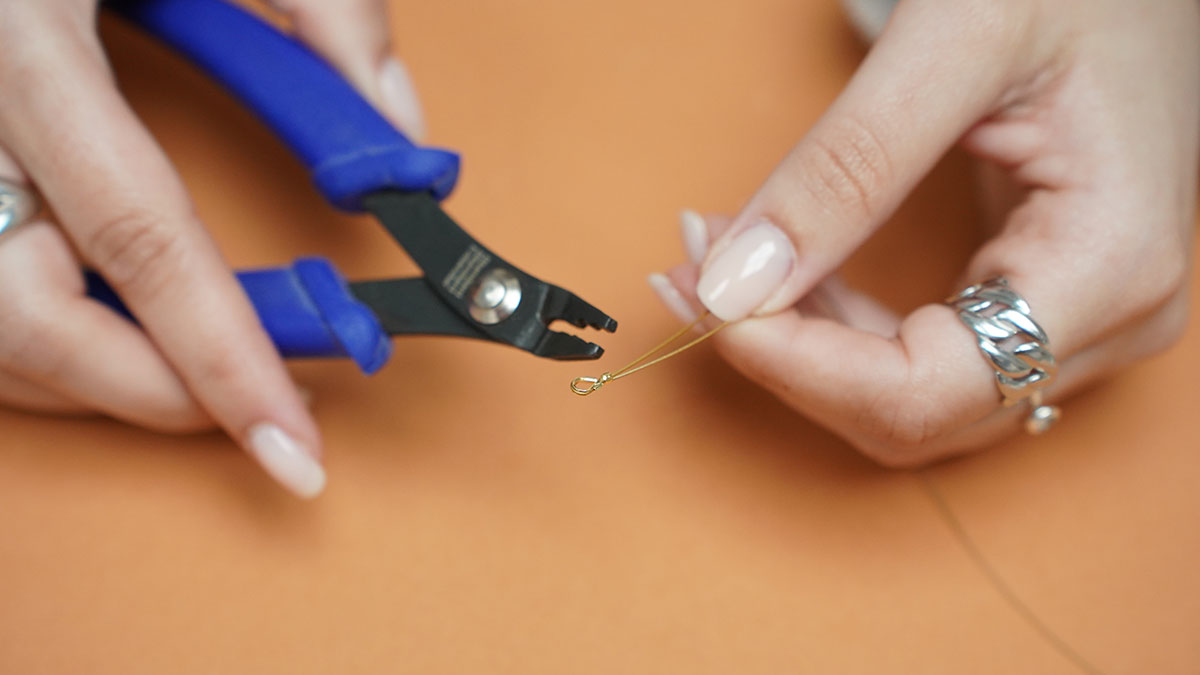 Collana con perle di ceramica blu e perle d'acqua dolce : Tappa 1