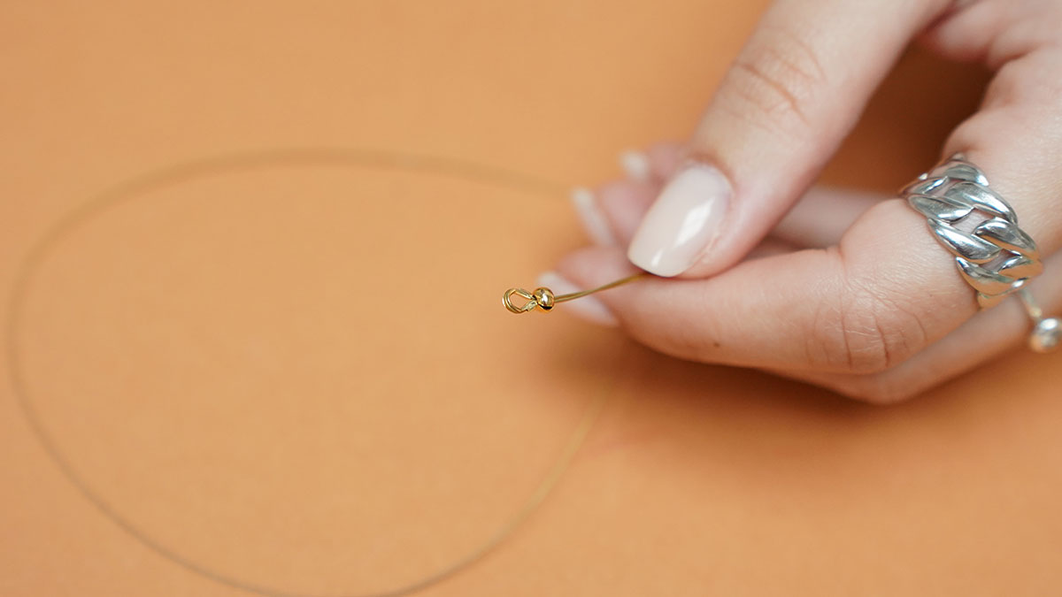 Collana con perle di ceramica blu e perle d'acqua dolce : Tappa 2