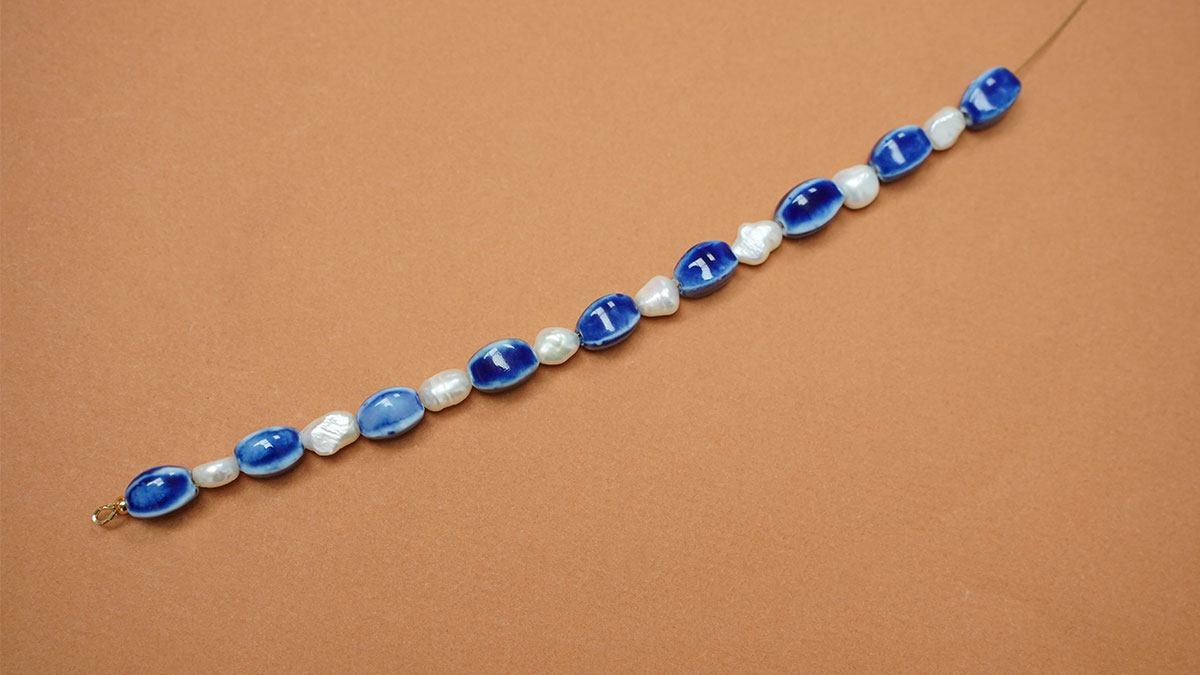 Collana con perle di ceramica blu e perle d'acqua dolce : Tappa 3