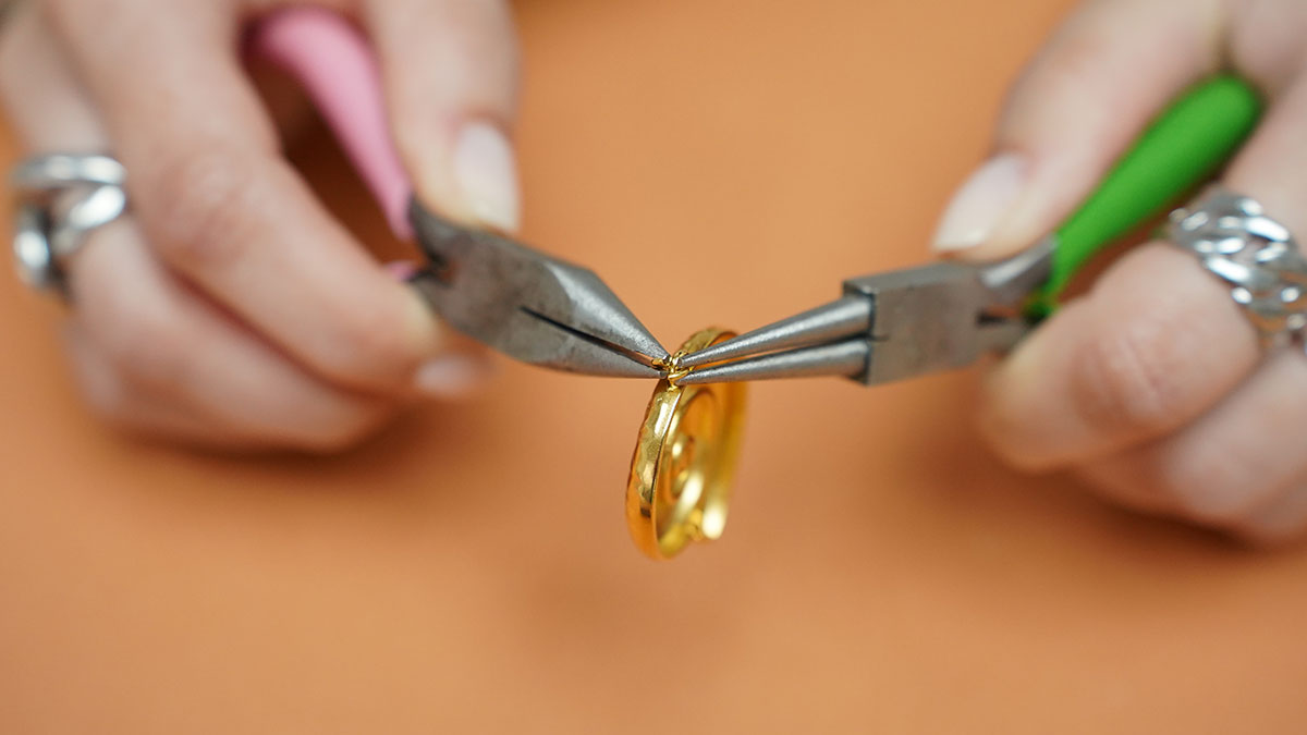 Collana con perle di ceramica blu e perle d'acqua dolce : Tappa 4