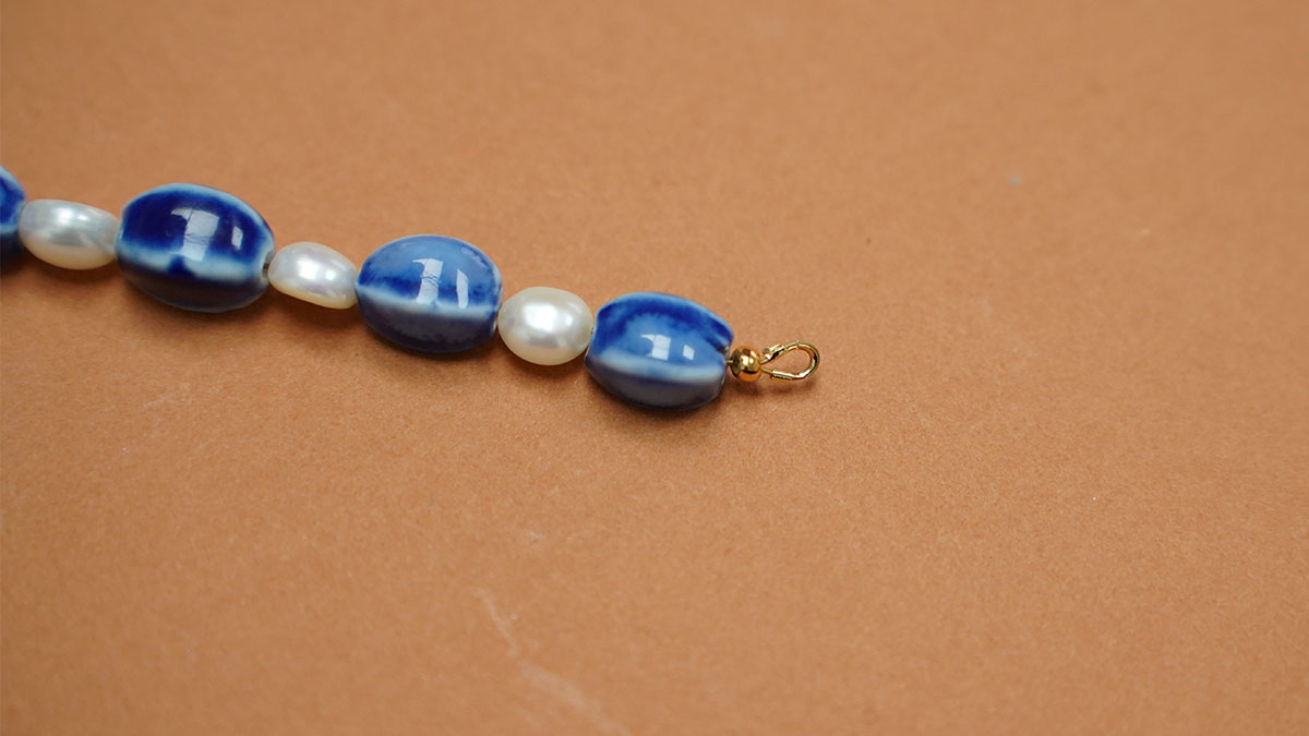 Collana con perle di ceramica blu e perle d'acqua dolce : Tappa 6