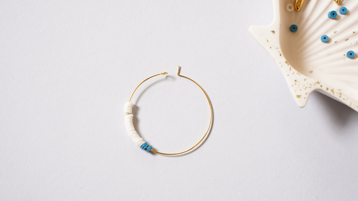 Orecchini estivi a cerchio e ciondoli in Perla di Heishi : Tappa 1 Orecchini estivi a cerchio e ciondoli in Perla di Heishi : Tappa 1