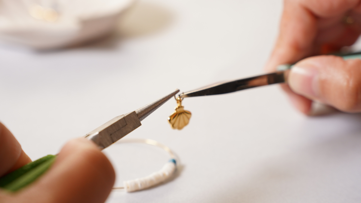 Orecchini estivi a cerchio e ciondoli in Perla di Heishi : Tappa 2 Orecchini estivi a cerchio e ciondoli in Perla di Heishi : Tappa 2