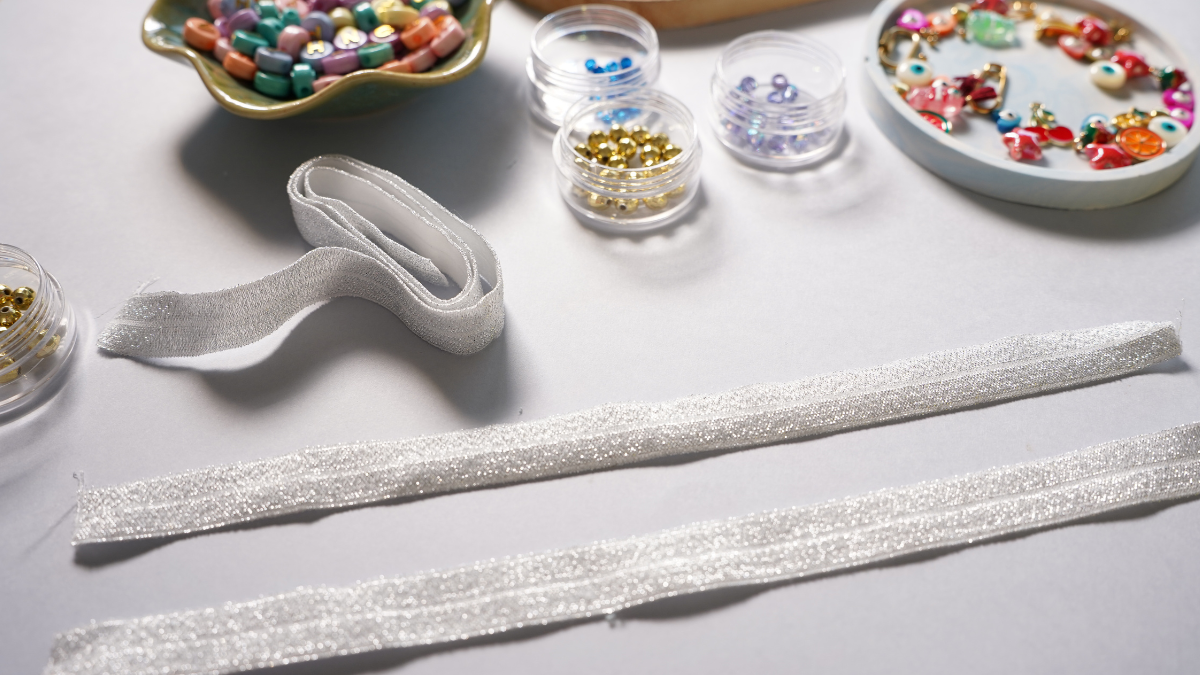 Bracciale a nastro elastico con perle e ciondoli bohémien : Tappa 1 Bracciale a nastro elastico con perle e ciondoli bohémien : Tappa 1