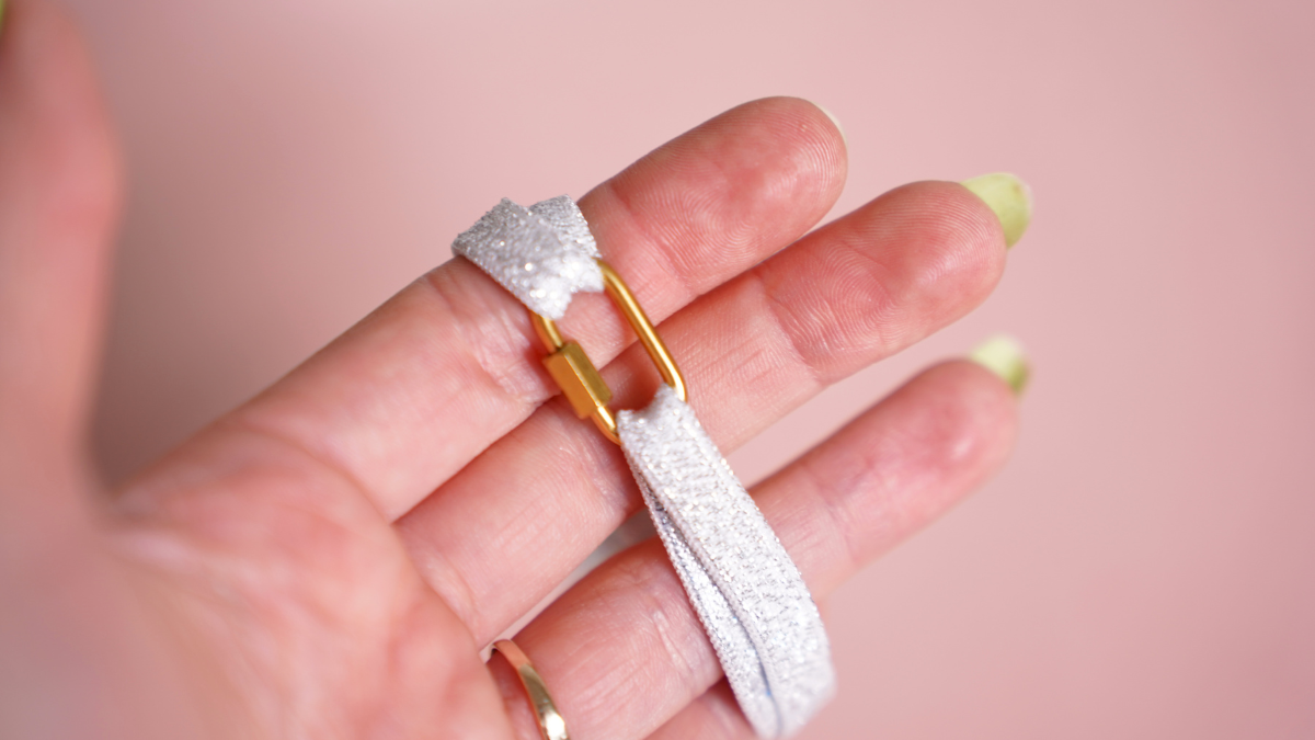 Bracciale a nastro elastico con perle e ciondoli bohémien : Tappa 2 Bracciale a nastro elastico con perle e ciondoli bohémien : Tappa 2