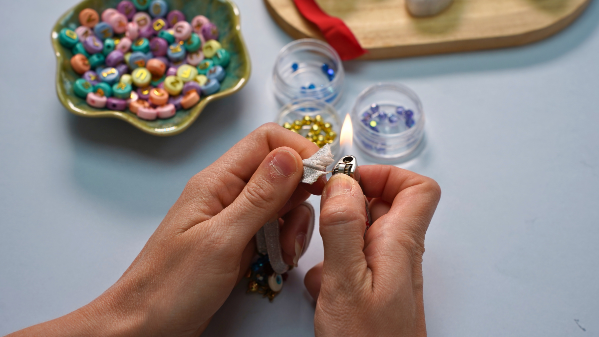 Bracciale a nastro elastico con perle e ciondoli bohémien : Tappa 4 Bracciale a nastro elastico con perle e ciondoli bohémien : Tappa 4