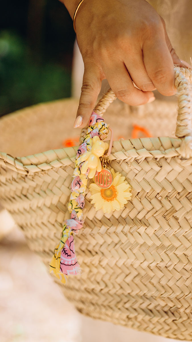 Borsa grigri colorata con bandana e Ciondoli