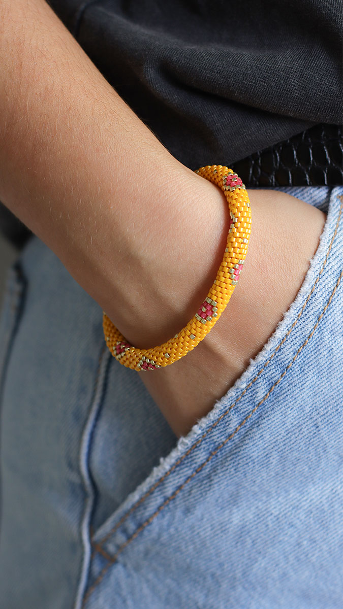 Schema Bracciale bangle con fiori a spirale all'uncinetto Schema Bracciale bangle con fiori a spirale all'uncinetto