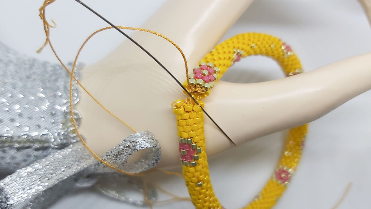 Bracciale bangle con fiori a spirale all'uncinetto : Tappa 4 Bracciale bangle con fiori a spirale all'uncinetto : Tappa 4