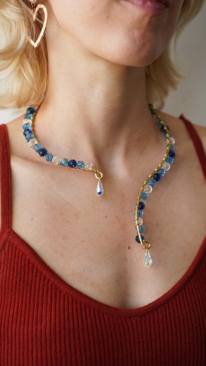 Collana in filo d'ottone con perle blu e gocce di cristallo PureCrystal