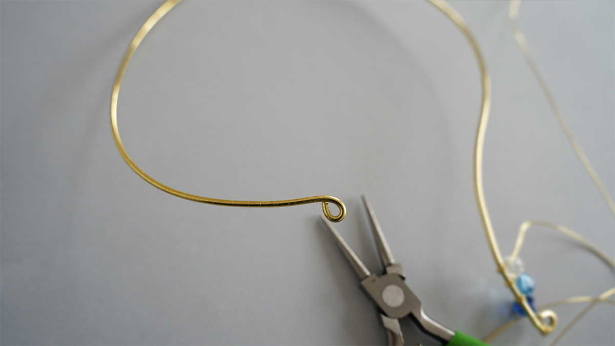 Collana in filo d'ottone con perle blu e gocce Swarovski : Tappa 1