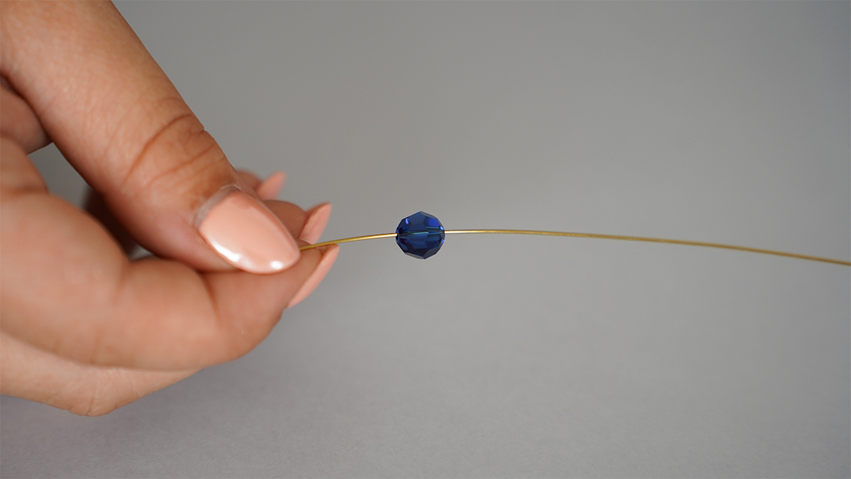 Collana in filo d'ottone con perle blu e gocce Swarovski : Tappa 2