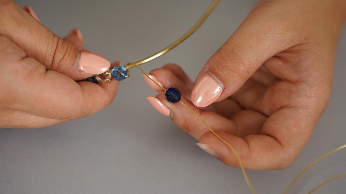 Collana in filo d'ottone con perle blu e gocce Swarovski : Tappa 3