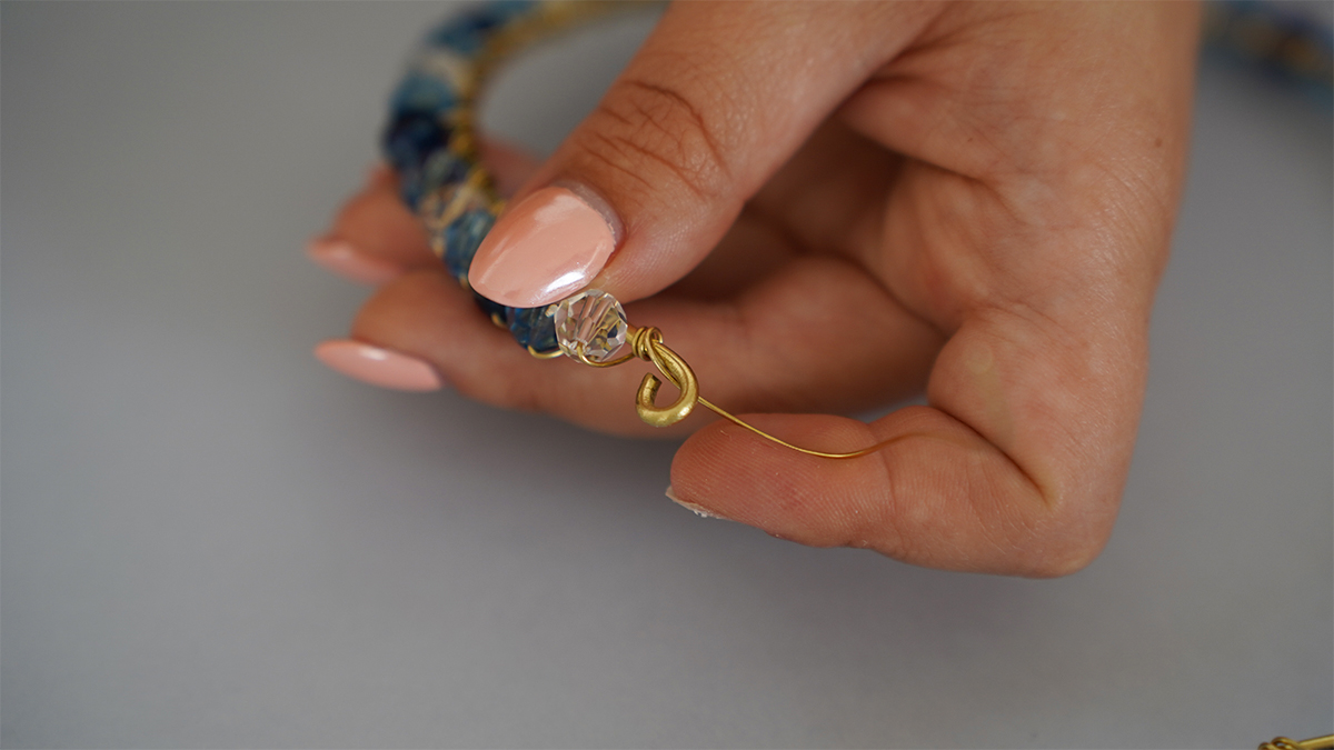 Collana in filo d'ottone con perle blu e gocce Swarovski : Tappa 6