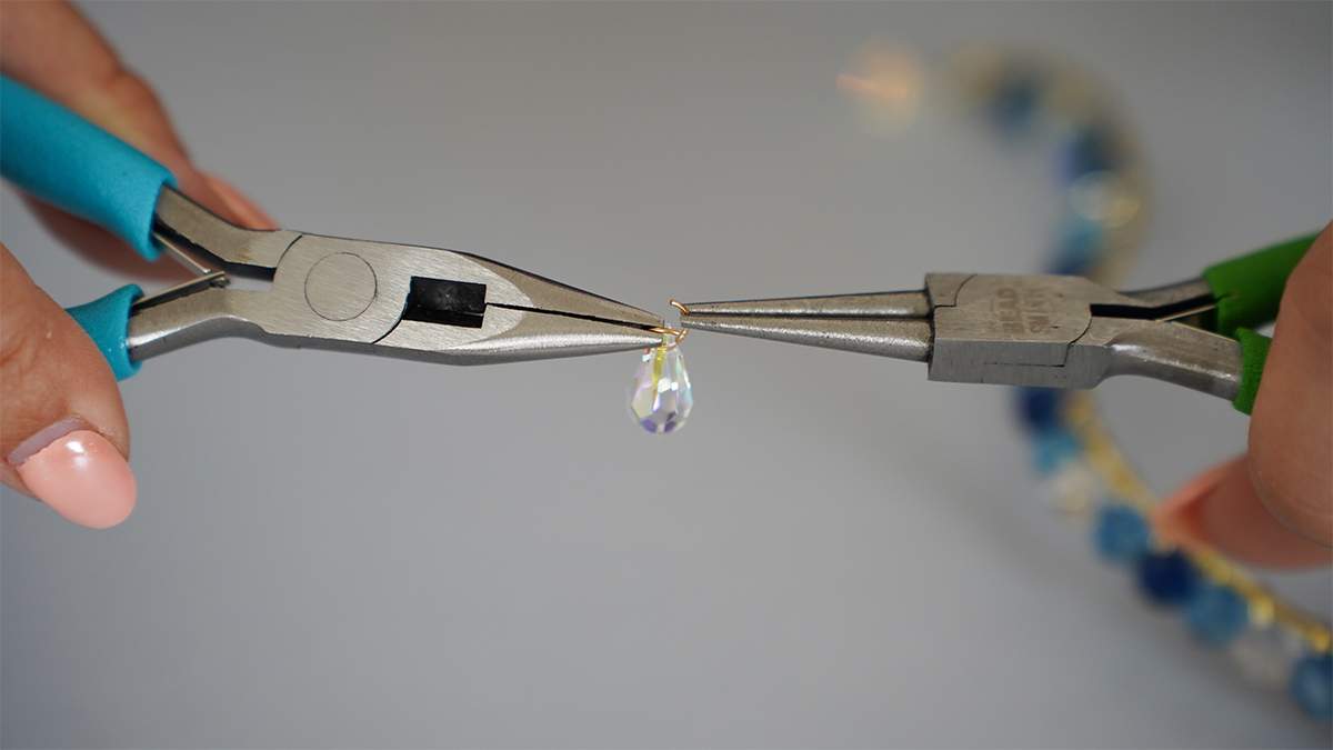 Collana in filo d'ottone con perle blu e gocce di cristallo PureCrystal : Tappa 7