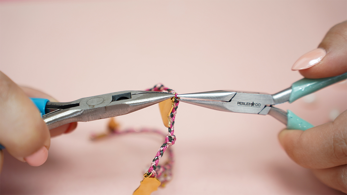 Cordoncino alla caviglia con Ciondoli da cowgirl e bracciale di perle d'acqua dolce : Tappa 4 Cordoncino alla caviglia con Ciondoli da cowgirl e bracciale di perle d'acqua dolce : Tappa 4