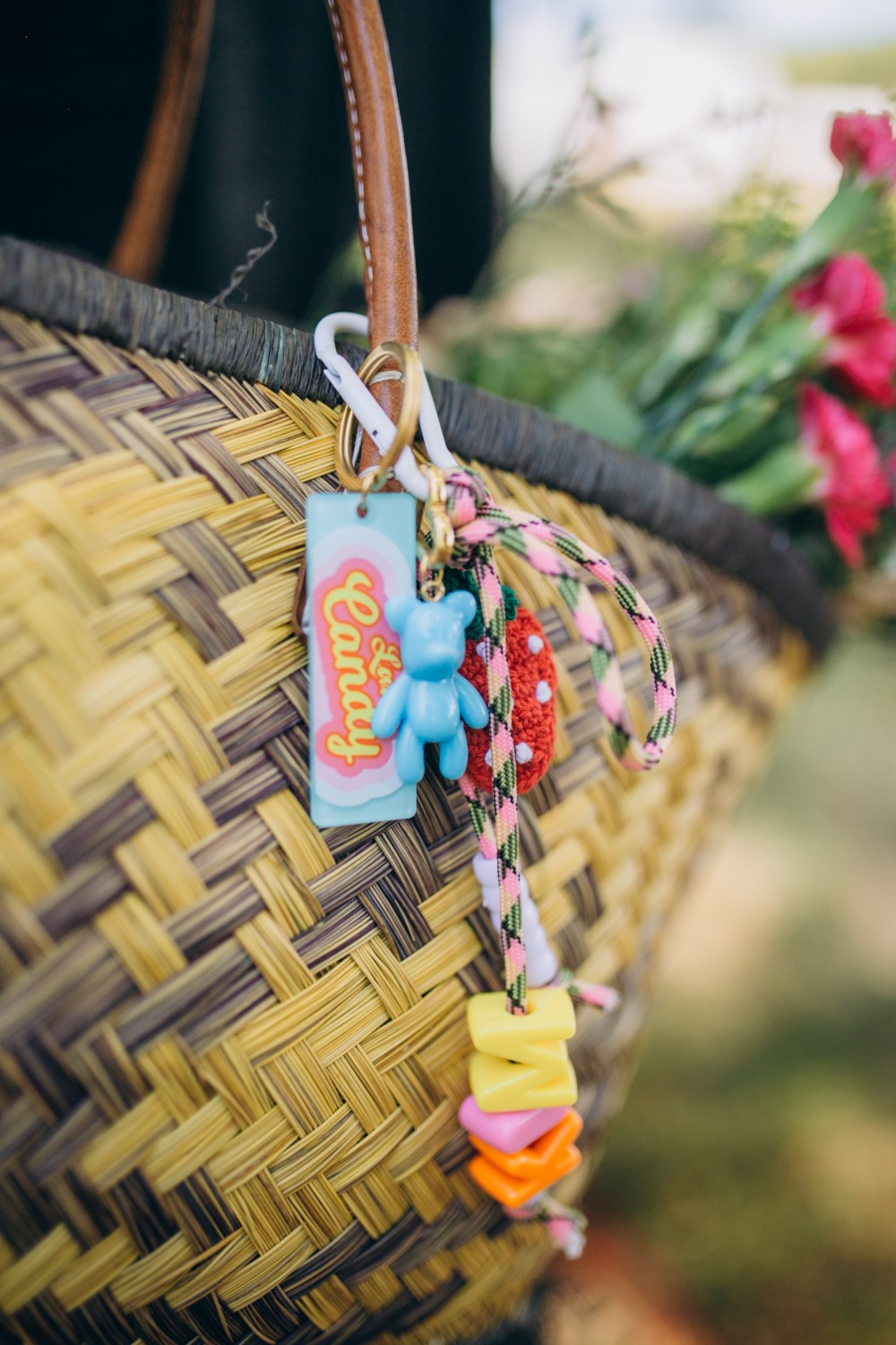 Borsa grigri colorata con perle di lettere