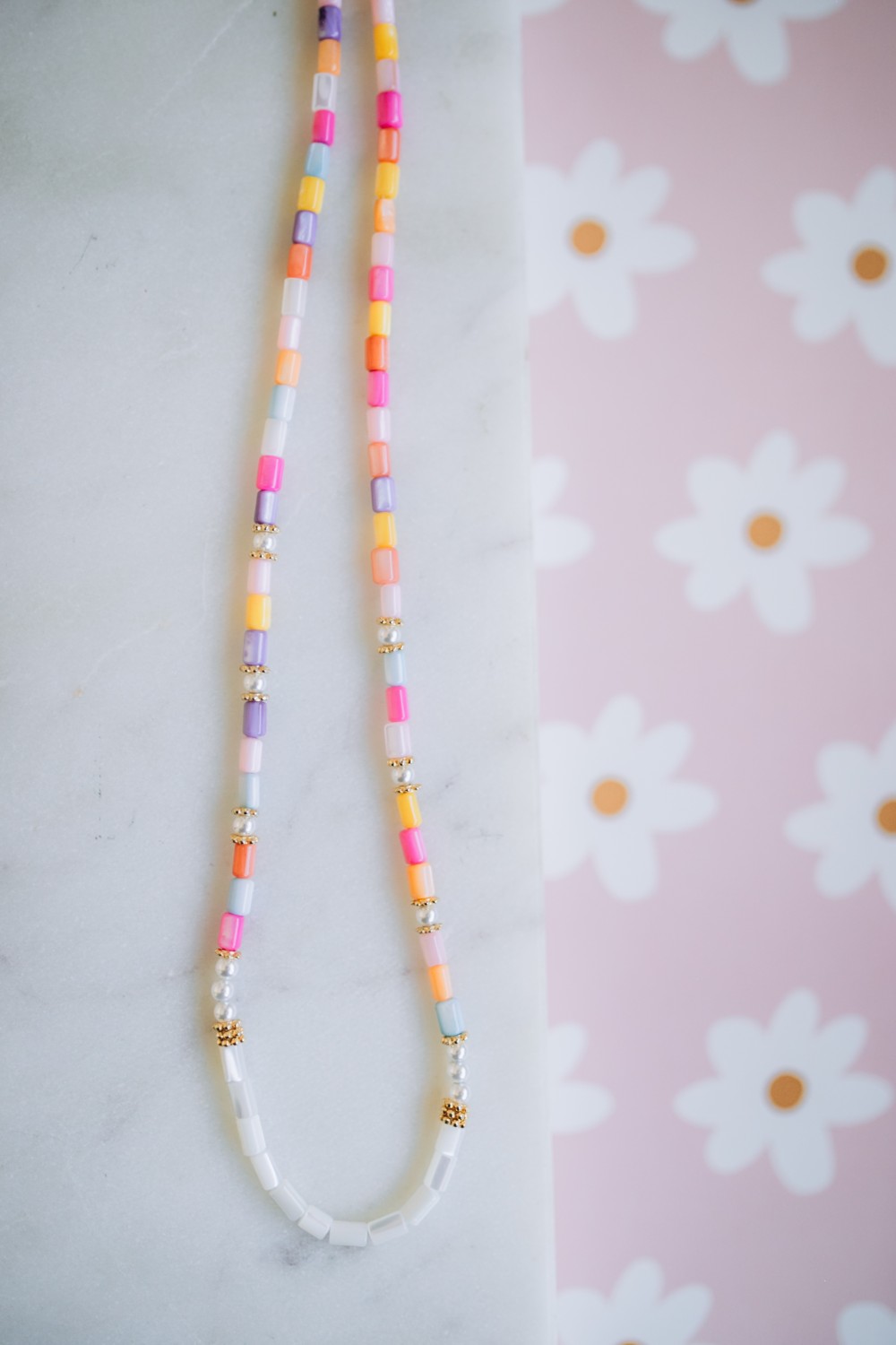 Collier avec des perles en nacre couleur pastel