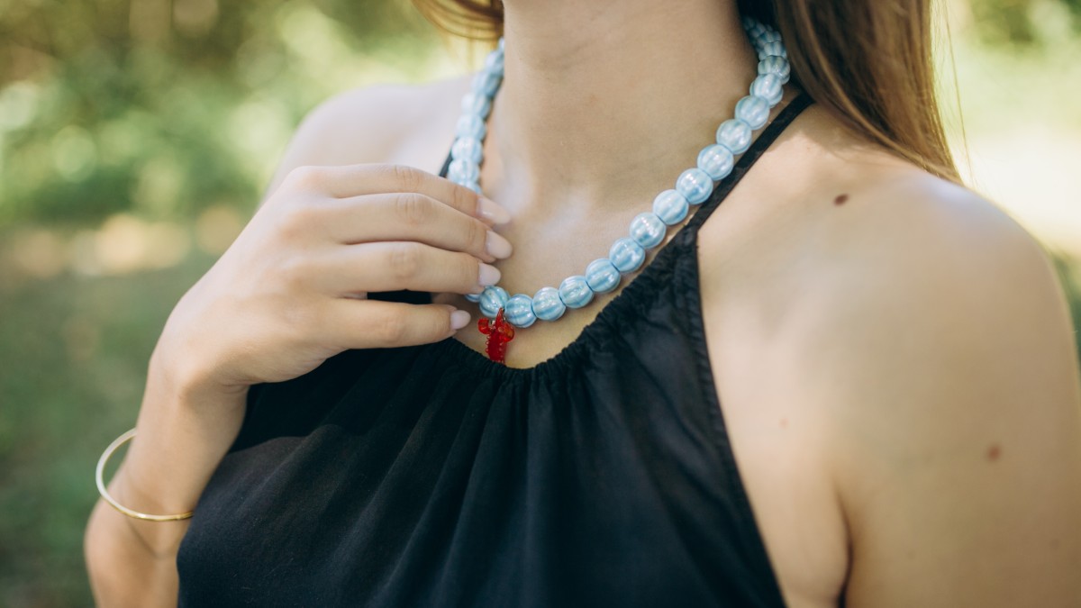 Collana di perle in ceramica con pendente in vetro