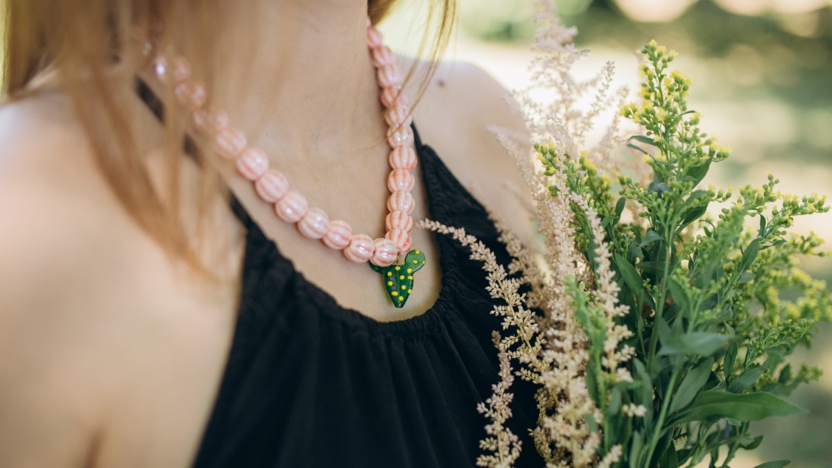 Schema Collana di perle in ceramica con pendente in vetro