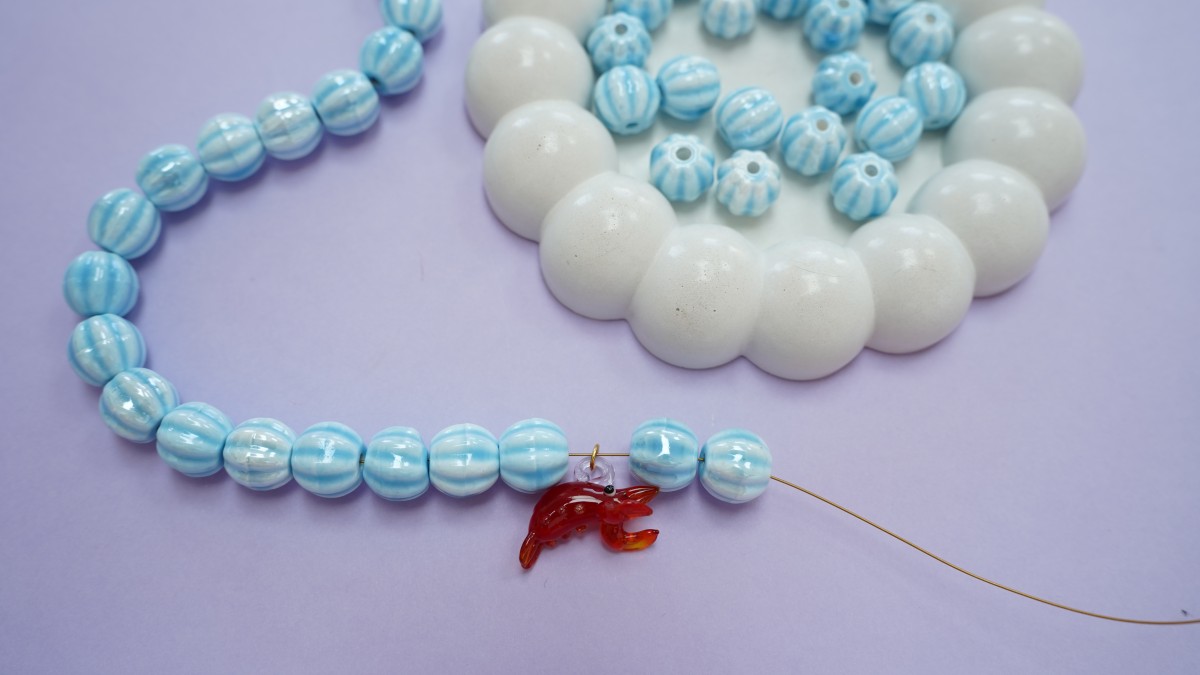 Collana di perle in ceramica con pendente in vetro : Tappa 5