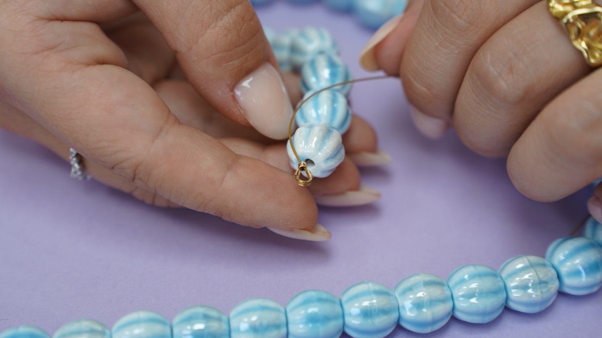 Collana di perle in ceramica con pendente in vetro : Tappa 6