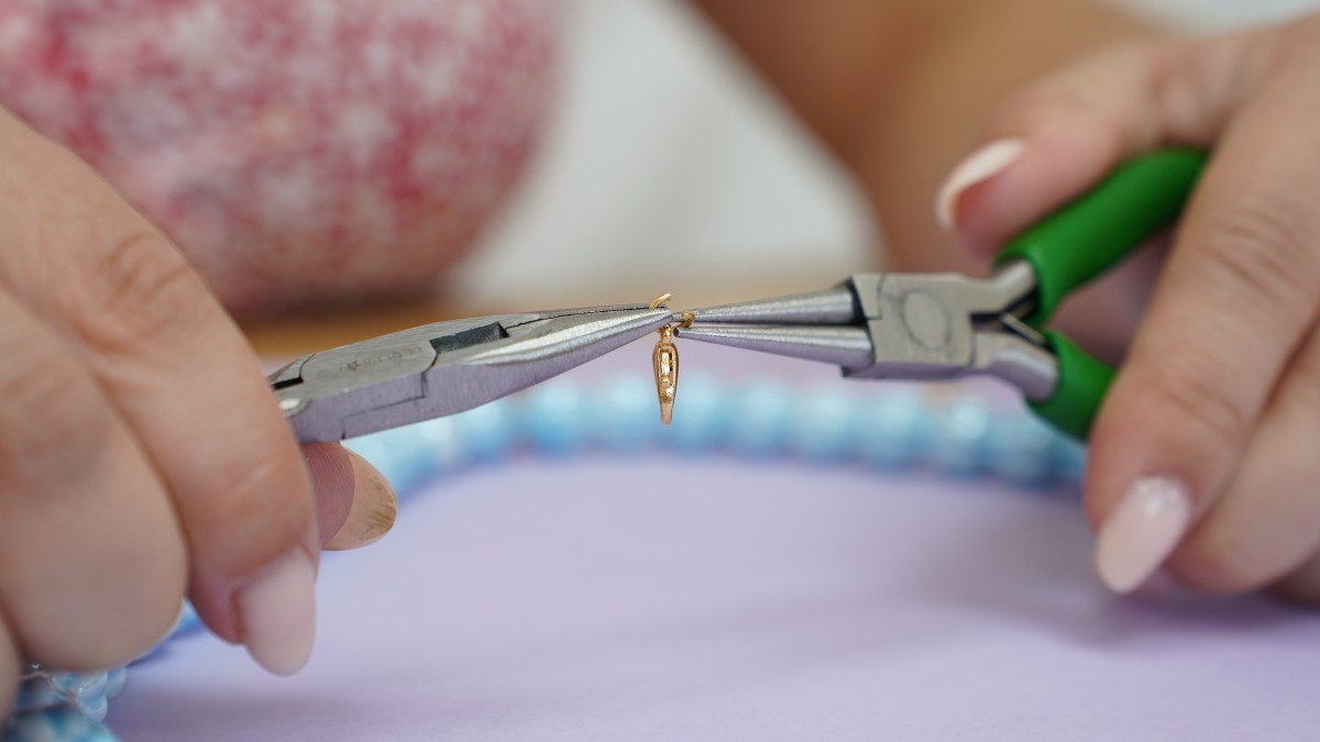 Collana di perle in ceramica con pendente in vetro : Tappa 7