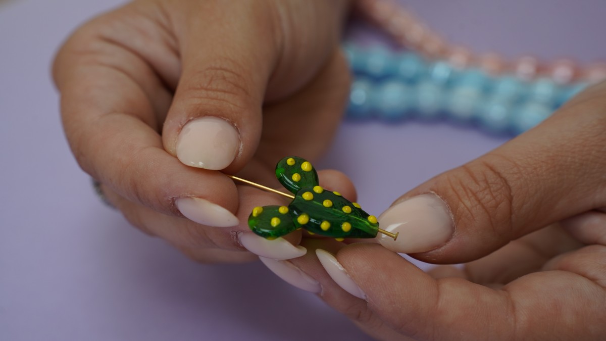 Collana di perle in ceramica con pendente in vetro : Tappa 8