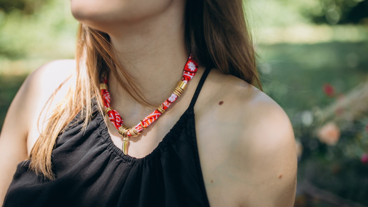 Schema Collana a bandana arancione con perle lavorate