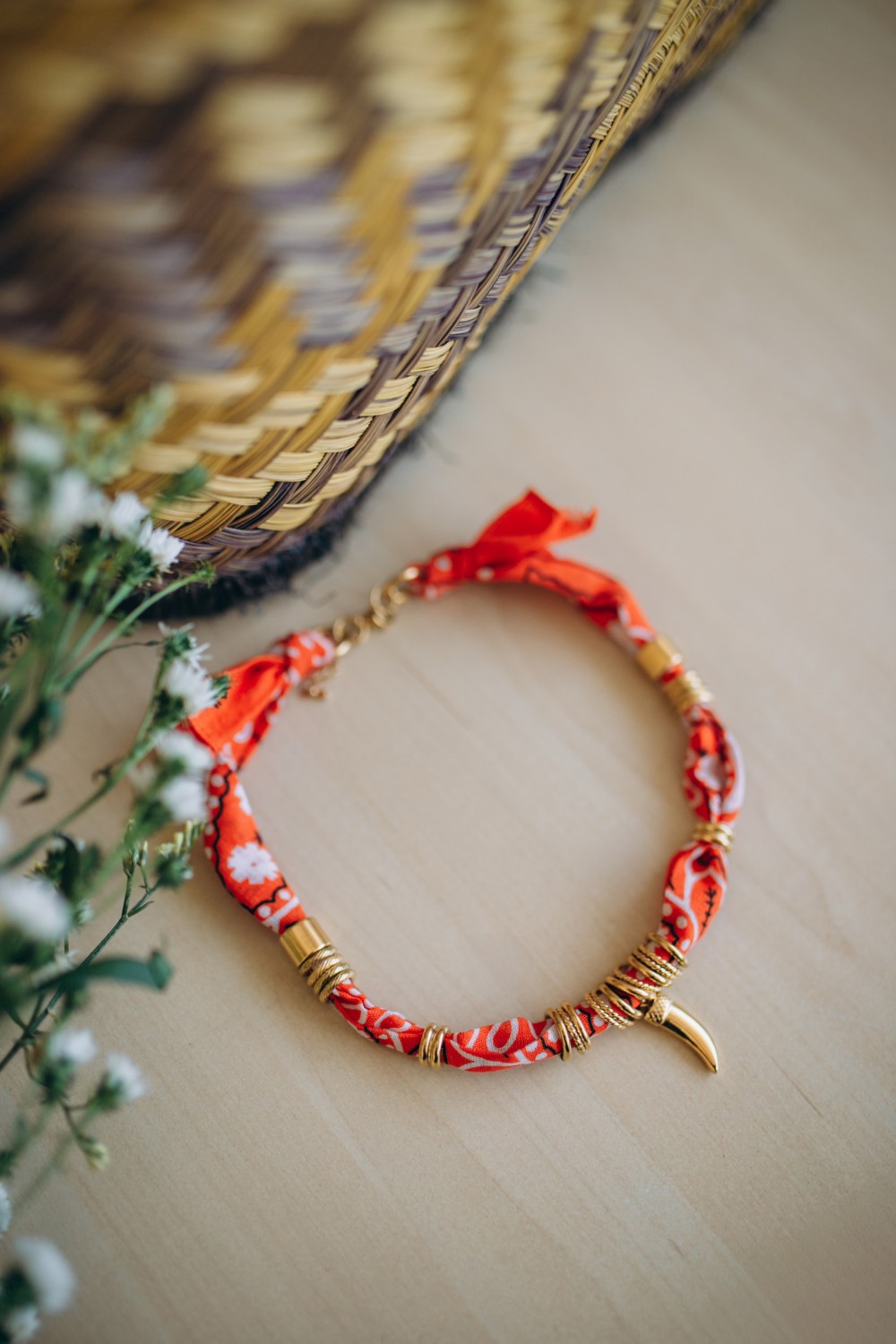 Schema Collana a bandana arancione con perle lavorate