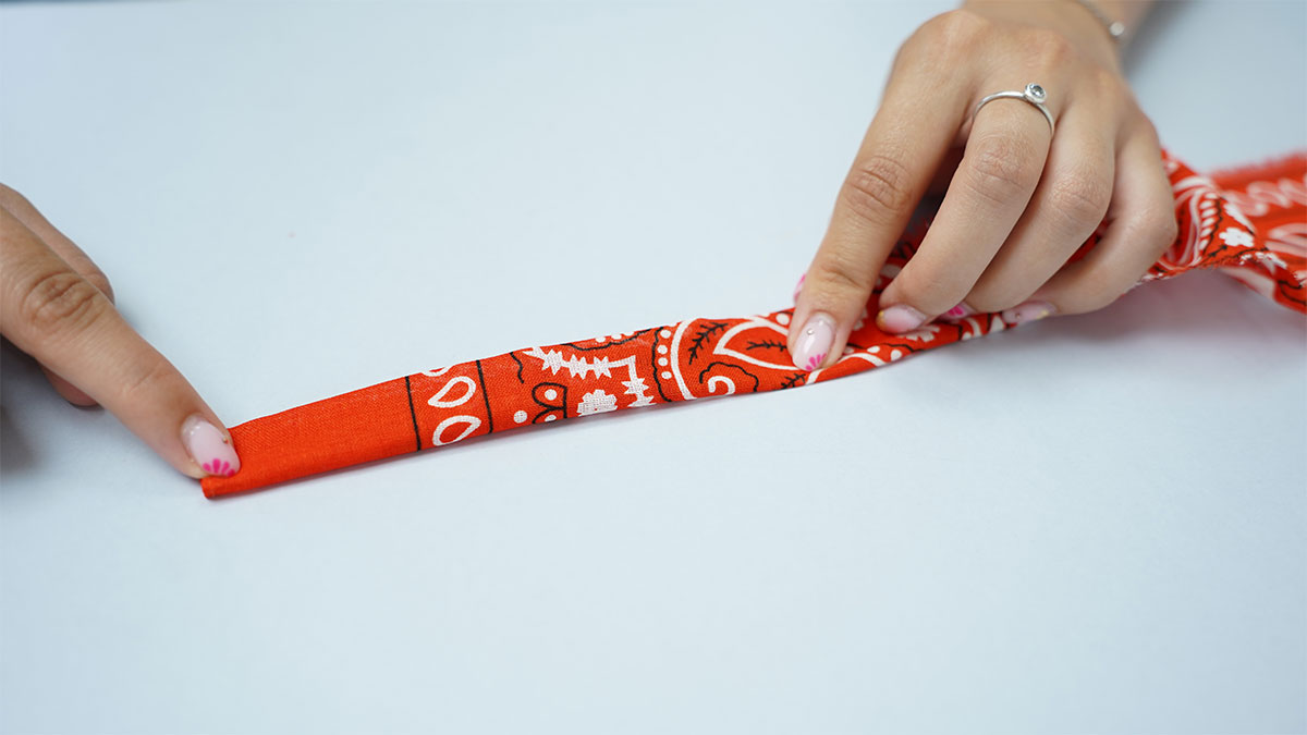 Collana a bandana arancione con perle lavorate : Tappa 3