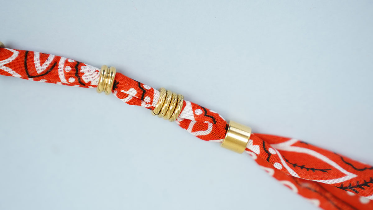 Collana a bandana arancione con perle lavorate : Tappa 4