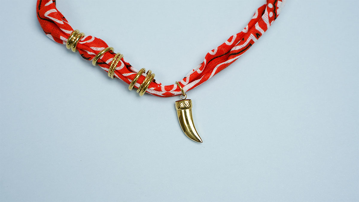 Collana a bandana arancione con perle lavorate : Tappa 6