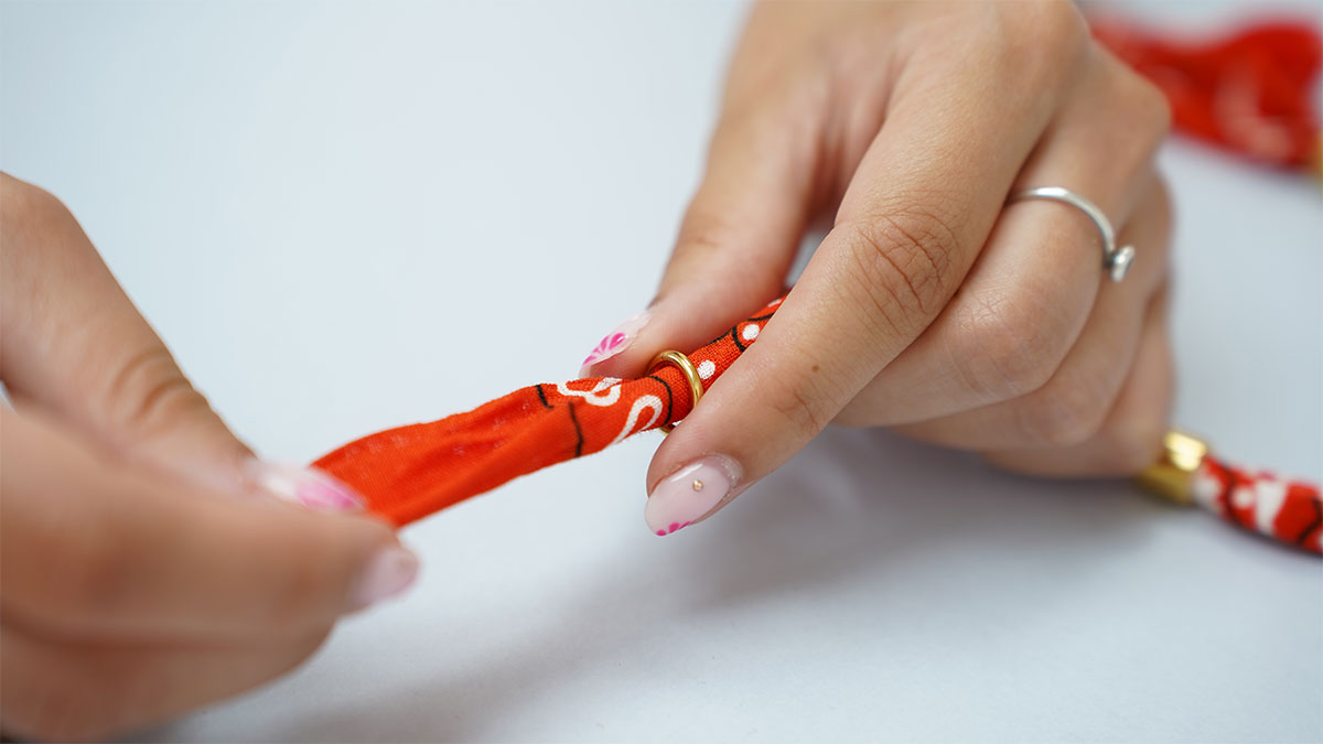 Collana a bandana arancione con perle lavorate : Tappa 7