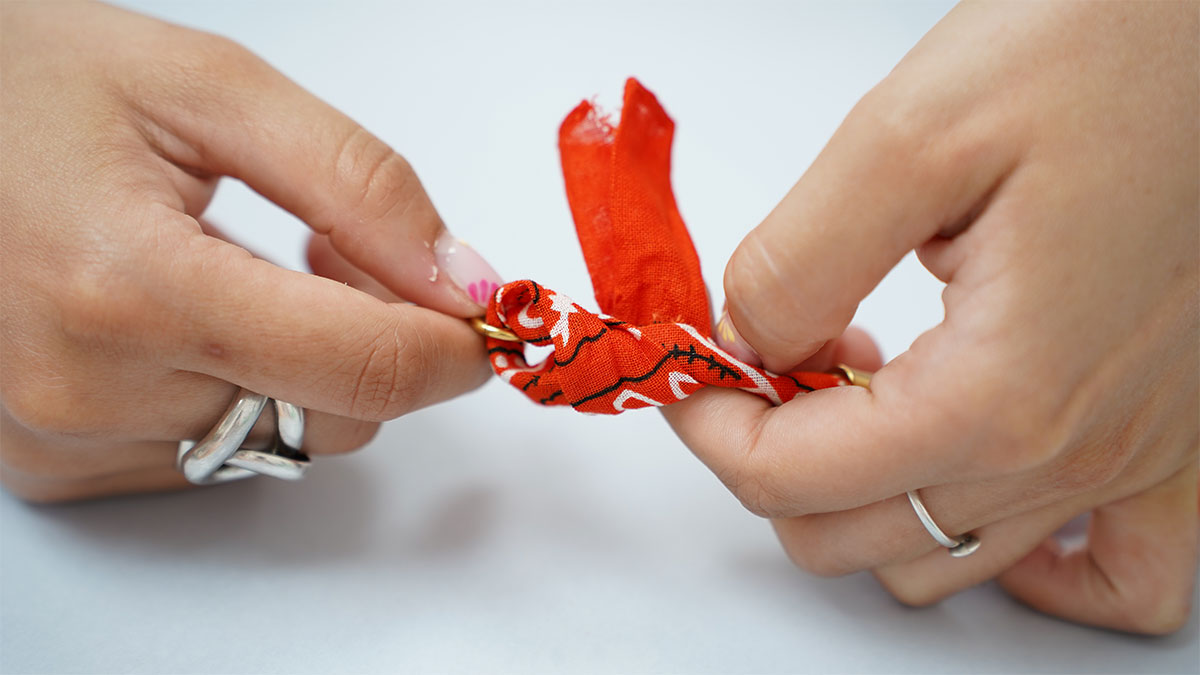 Collana a bandana arancione con perle lavorate : Tappa 9