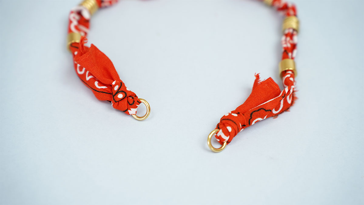 Collana a bandana arancione con perle lavorate : Tappa 12