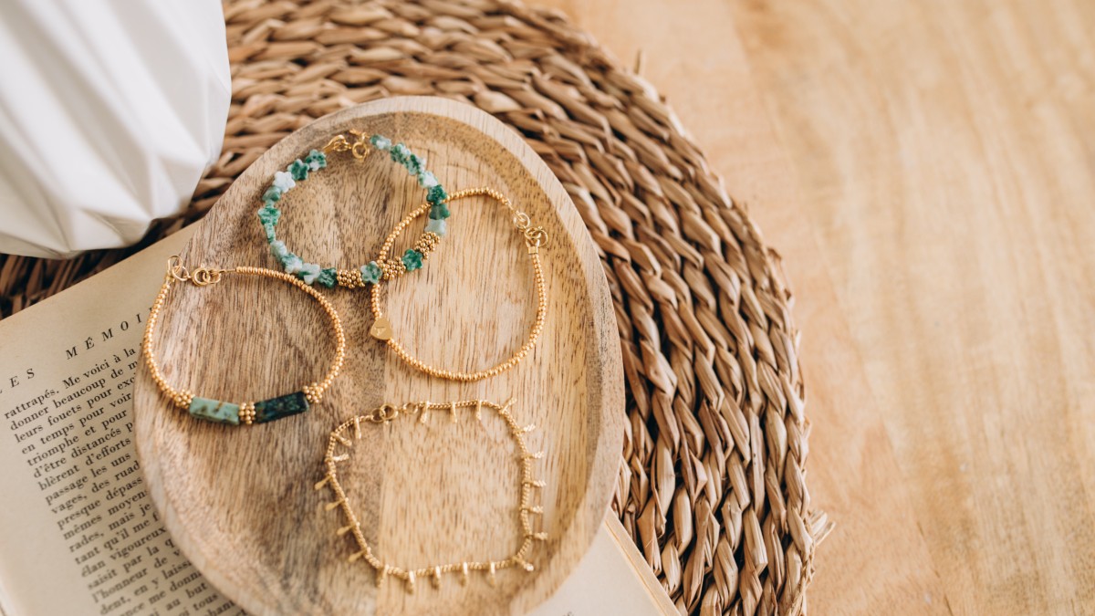 Schema Set di bracciali verdi e dorati in pietre naturali