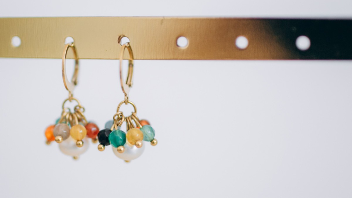 Boucles d'oreilles créoles avec perles en agate aux teintes automnales Boucles d'oreilles créoles avec perles en agate aux teintes automnales