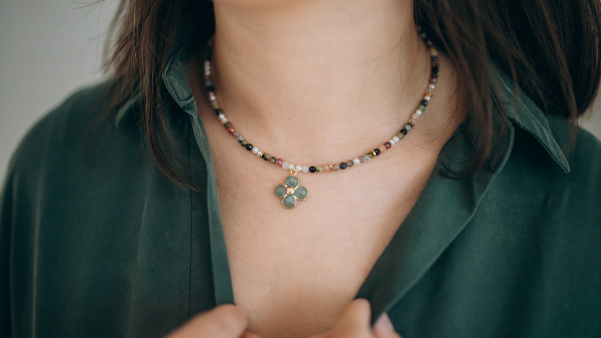 Collier en perles tourmaline avec pendentif fleur aventurine Collier en perles tourmaline avec pendentif fleur aventurine