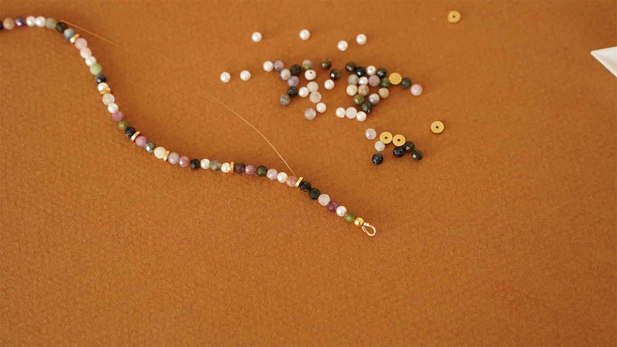 Collana di perle di tormalina con ciondolo a fiore di avventurina : Tappa 4