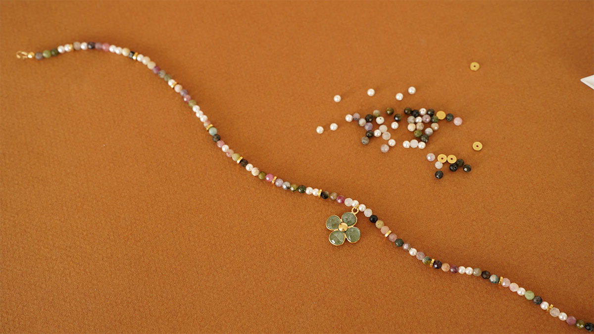 Collana di perle di tormalina con ciondolo a fiore di avventurina : Tappa 5